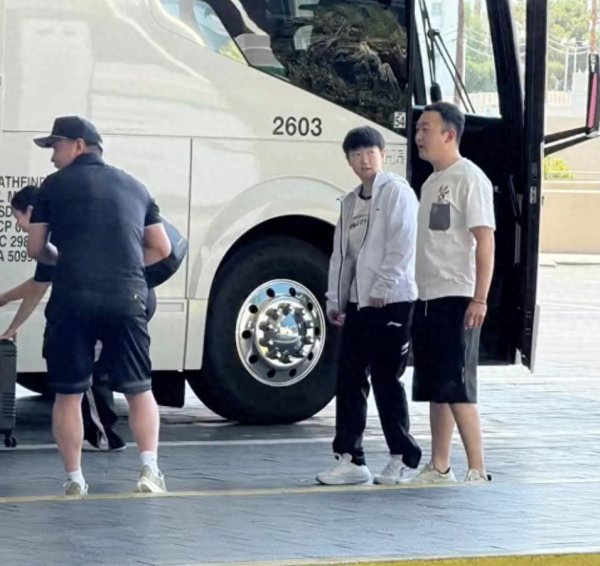 大福证券 国乒出发回国：孙颖莎东西超多，王楚钦眼镜附体，林高远超模出街
