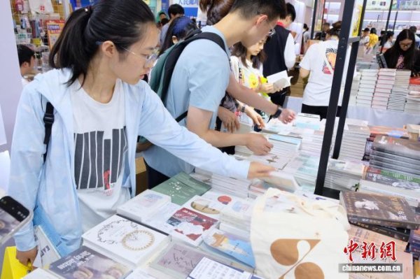 芝麻财富 2025上海书展闭幕：文创热浪让爱书人快乐加倍